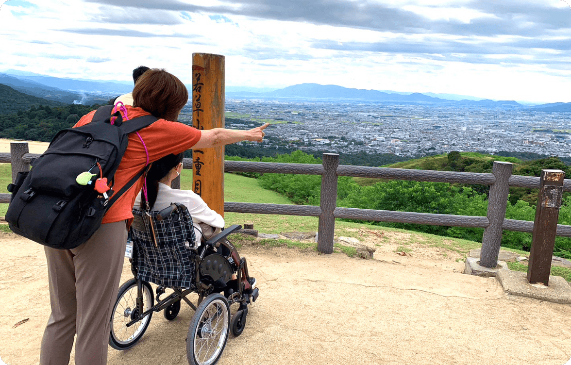 若草山からの景色を眺めるReTabyの利用者様とスタッフ