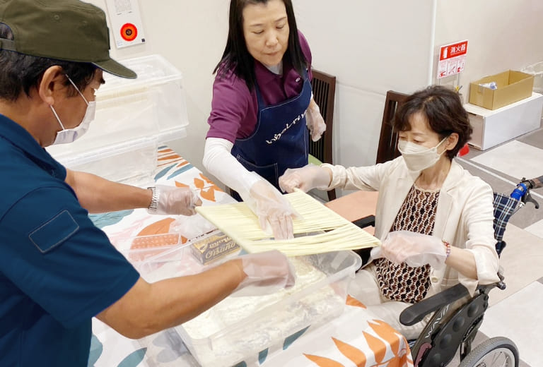 三輪そうめん麺延ばし体験の様子