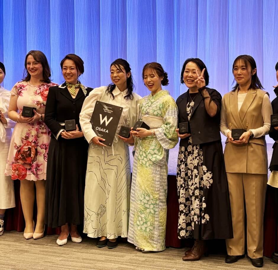 ビジネスプラン発表会ファイナリストと並ぶ坂野恵里