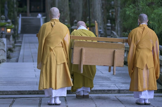 高野山の僧侶が祈祷する後ろ姿