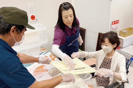 三輪そうめん麺延ばし体験の様子