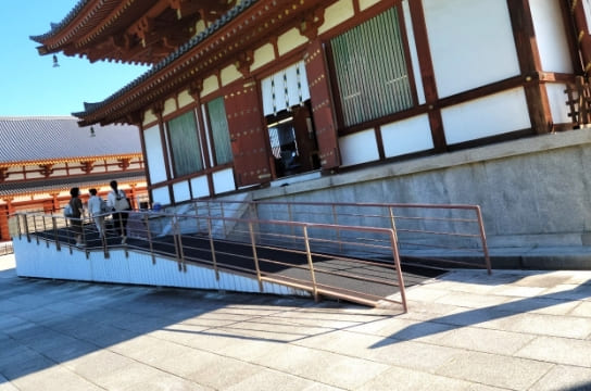 東大寺の回廊にあるスロープ